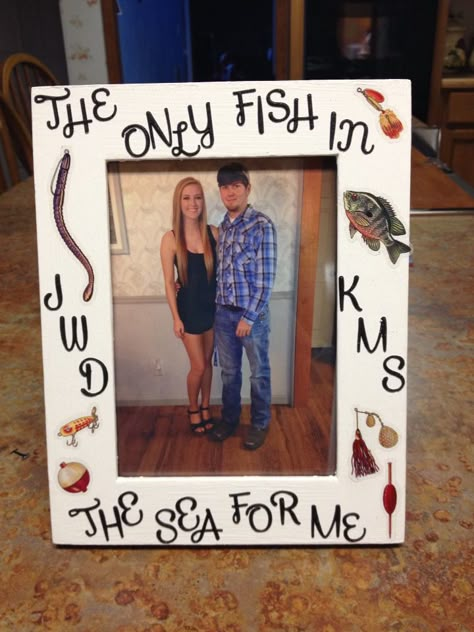 Couples Fishing Picture Frame Fishing Gift Ideas For Boyfriend, Fishing Picture Frame, Boyfriend Picture Gift Ideas, Diy Gifts For Country Boyfriend, Bf Scrapbook, Diy Valentine's Day Gifts For Boyfriend, Diy Fishing Gifts, First Year Anniversary Gifts For Him, Couples Crafts