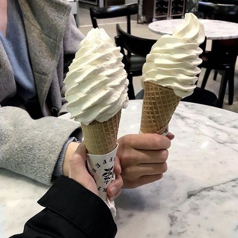 Kisses And Croissants, Korean Ice Cream, Love And Gelato, Eating Ice Cream, Cream Aesthetic, Vegan Lifestyle, Vanilla Ice Cream, Pretty Food, Food Cravings