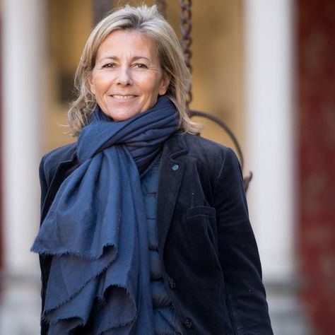 Claire Chazal : « Il faut se battre pour rester jeune » Claire Chazal Style, Fall Fashion Trends Women, Plus Size Fall Fashion, Chic Scarves, Over 60 Fashion, Older Women Fashion, Ageless Style, 60 Fashion, Over 50 Womens Fashion