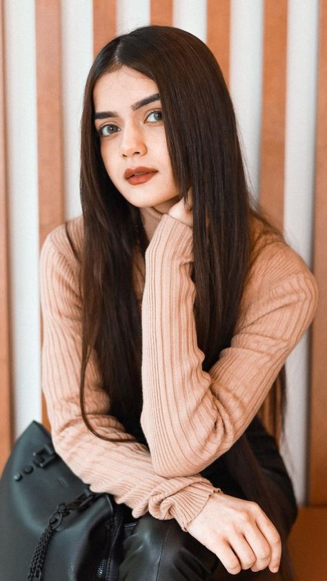 Neha Jethwani Wallpapers Pics Neha Jethwani Instagram, Neha Jethwani, Shraddha Kapoor Cute, New Pic, Shraddha Kapoor, Poses For Photos, Girls Dpz, New Instagram, Turtle Neck