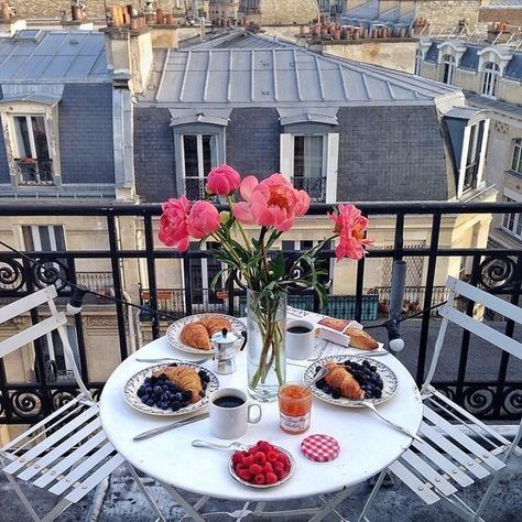 Start your sunny summer day with a coffee on your dreamy balcony. In this way, you will have a great morning and you will enjoy your day more. So here are eight inspiring balcony that will make you re Parisian Balcony, Paris Balcony, French Balcony, Coffee Breakfast, Balcony Design, Breakfast Table, Breakfast In Bed, Sunday Brunch, Small Balcony