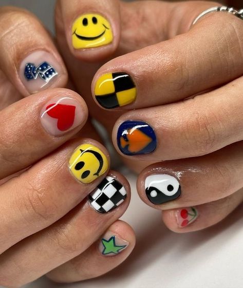 Outfits Euphoria, Bones And All, Euphoria Makeup, Minimal Nails Art, Mens Nails, Retro Nails, Art Guide, Hippie Nails, Punk Nails