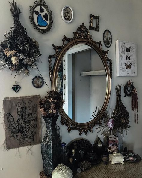 Witchy Hallway, Home Decor Ideas Paint, Goth Room, Gothic Room, Home Decor Apartment, Dark Home Decor, Goth Home, Goth Home Decor, Dark Home