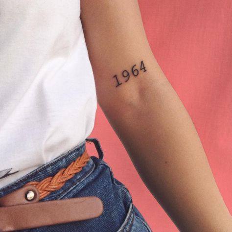 Whether you have a special lucky number, a significant date, or a set of coordinates close to your heart, you may want to consider these digits when getting Date Tattoos, Number Tattoos, Shape Tattoo, Disney Tattoo, Dad Tattoos, Arrow Tattoo, Diy Tattoo, Tattoos For Daughters, Disney Tattoos