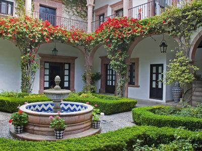 Front Yard Garden Landscaping, Garden Landscaping Design, Garden Landscaping Design Ideas, Kolam Air, Home Decor Sites, Small Yard Landscaping, Hacienda Style Homes, Landscaping Design Ideas, Mexico House