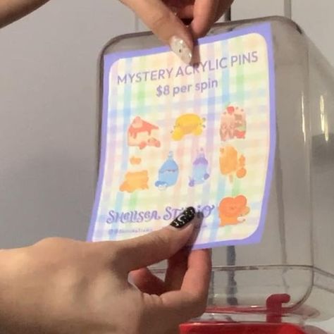 Chelsea 🦆 on Instagram: "I saw a couple of other artists grab this inexpensive capsule machine for their artist alley tables and as a lover (*cough*addict*cough*) of gacha prizes, mystery boxes, and the like, I knew I had to get one for myself! 💖 So here’s me unboxing it all and getting some art goodies set up in it for my next event, I hope you enjoy and thank you for watching! 🥰 QotD: How addicted to mystery boxes are you? 🥲 • • • • • #aestheticart #animalart #art #artwork #artistsoninstag Gacha Machine, Art Booth, Art Fair Booth, Fair Booth, Craft Fairs Booth, Booth Displays, Vendor Booth, Mystery Boxes, Artist Alley