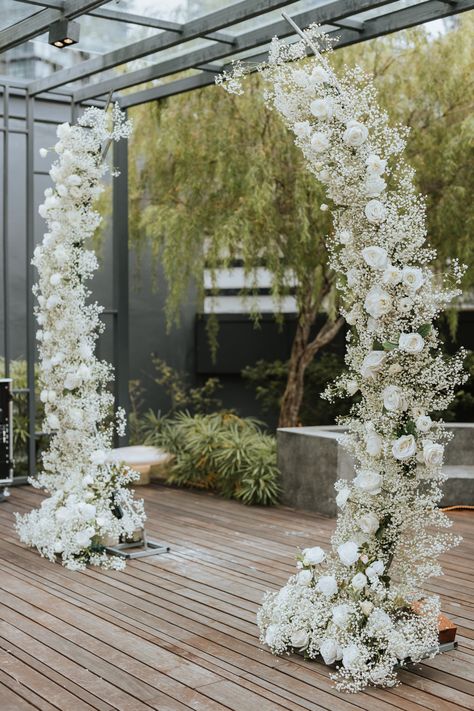 White Roses Engagement Decor, Simple White Decor Wedding, Arch Flower Backdrop, Garden Arch Wedding Decor, Flower Arches For Weddings, Elegant Arch Wedding, Flower Ceremony Backdrop, Diy Wedding Walkway, White Floral Ceremony Arch