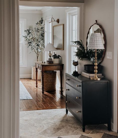 Open Entryway, Tummy Bug, Entrance Hall Decor, Retro Interior Design, Console Table Decorating, Foyer Decor, Entryway Ideas, Interiors Dream, Open Living Room