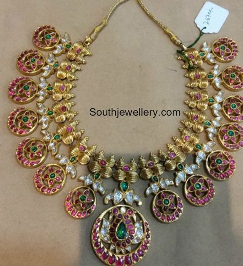 Bridal Jewellery Indian South, Kundan Bottu Mala, Bottu Mala Jewellery Designs, Bottu Mala Designs, Bottu Mala, Mala Designs, Temple Jewelry Necklace, Jewellery Bridal, Antique Jewellery Designs