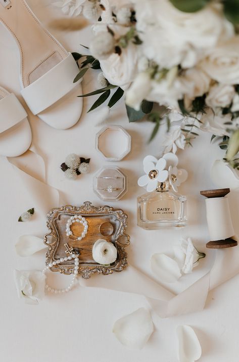 Rustic Wedding Flatlay, Pictures Of Wedding Rings, Boho Wedding Detail Shots, Black And White Wedding Flatlay, Layflat Photography Wedding, Wedding Food Photography, Wedding Still Life Photography, Wedding Day Detail Shots, Bride Detail Shots