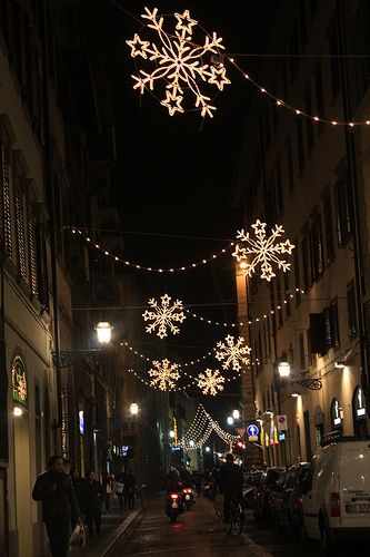 Christmas In Italy, Snowflake Lights, Hanging Christmas Lights, Italy Florence, Christmas In Europe, Firenze Italy, Italy Tuscany, Christmas Light Displays, Christmas Lighting