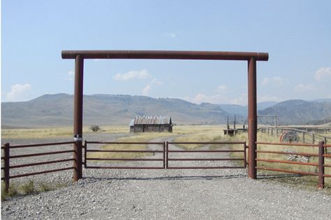 Iron Pipe Gate Design, Farm Fence Gate, Property Entrance, Farm Gates Entrance, Ranch Entrance Ideas, Cattle Gate, Ranch Entrance, Cattle Corrals, Farm Gates