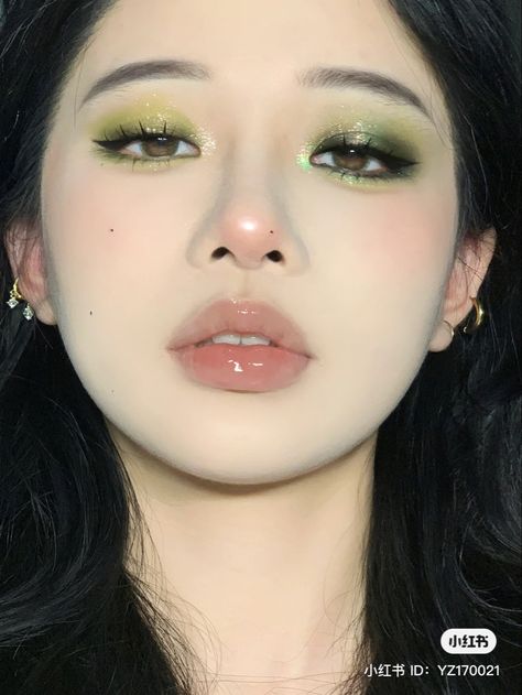 xiaohongshu Green Eye Makeup Korean, Green Eye Makeup Asian, Dark Green Douyin Makeup, Green Eyeshadow Douyin, Luigi Makeup, Green Douyin Makeup, Green And Gold Makeup Looks, Puppy Eyes Makeup, Apple Makeup