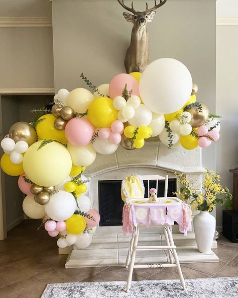 Lavender Balloon Garland, Lemon First Birthday, Bridal Shower Lemon, Lavender Balloons, Diy Ballon, She Found Her Main Squeeze, Found Her Main Squeeze, Lemon Birthday, Lavender Baby Showers