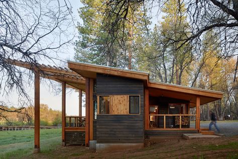 Shed Roof Cabin, Micro Homes, Wood Cabin, Roof House, Modern Mountain Home, Micro House, Shed Roof, Modern Mountain, Mountain Designs