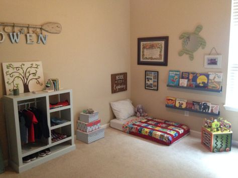 Toddler montessori bedroom Toddler Montessori Bedroom, Camera Montessori, Montessori Toddler Bedroom, Montessori Toddler Rooms, Montessori Infant Room, Boy Room Themes, Toddler Montessori, Toddler Boy Room Decor, Boy Toddler Bedroom