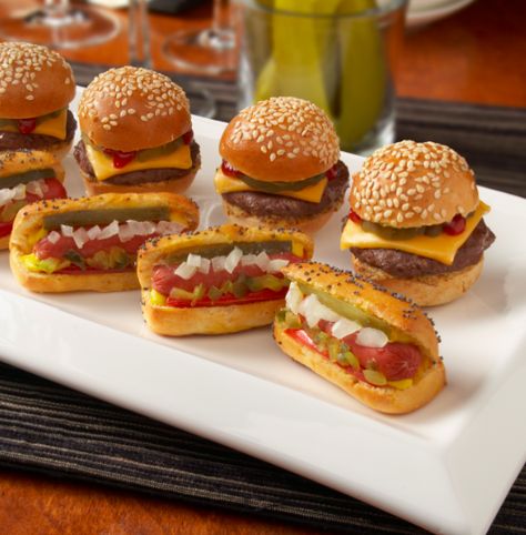 America: Mini-hot-dogs-hamburger-canapes Mini Hamburger, Mini Hot Dogs, Mini Hamburgers, Gluten Free Puff Pastry, Mini Burgers, Superbowl Party Food, Appetizer Bites, Snacks Für Party, Idee Pasto Sano