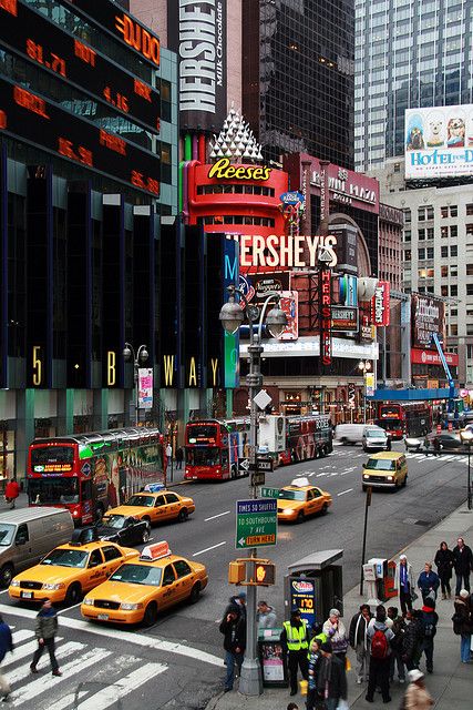 Times Square, New York City I litter ally can not wait to move there! New York Tips, Usa Aesthetic, Times Square New York City, Gaming Tables, Ball Room, Voyage New York, Capital Cities, I Love Nyc, Empire State Of Mind