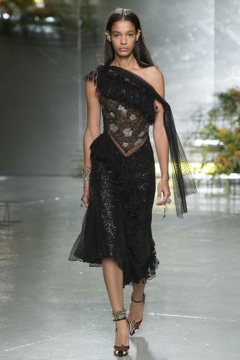 Rodarte Spring 2017 Ready-to-Wear collection, runway looks, beauty, models, and reviews. Rodarte Black Dress, Flamenco Dress, Catwalk Fashion, Outfit Look, Looks Style, Fashion 2017, Spring 2017, Beautiful Gowns, Fashion Week Spring