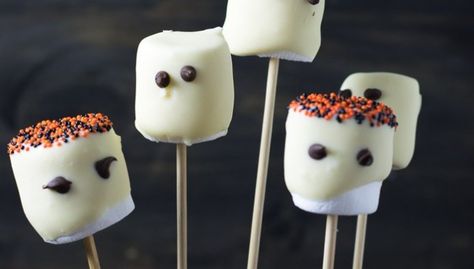 Halloween Recipe: Marshmallow Ghosts Finger Hot Dogs, Marshmallow Ghosts, Marshmallow Halloween, Brain Cupcakes, Halloween Themed Snacks, Kids Halloween Food, Halloween Sprinkles, Ghosts Halloween, Easy Halloween Food