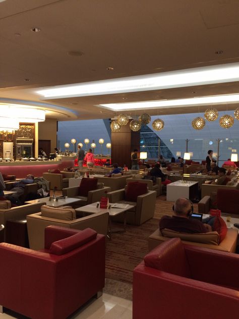 First Class Lounge Airport, Airport Lounge Aesthetic, Luxury Airport Lounge, Lounge Airport, Airport Vip Lounge, Airport Crush, Emirates Business, First Class Lounge, Lounge Aesthetic