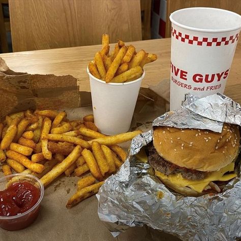 Five Guys on Instagram: "Burger or fry, which one gets the first bite? (📸: @wuso_lifestyle)" Five Guys Burger, American Burger, Food Random, Five Guy Burgers, American Fast Food, American Burgers, Dream Food, Junk Food Snacks, Burger And Fries