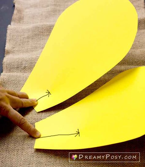 Giant paper flowers, step by step tutorial and templates Giant Paper Flower Tutorial, Giant Flowers Diy, Giant Paper Flowers Diy, Giant Paper Flowers Template, Easy Paper Flowers, Paper Wall Hanging, Paper Flower Decor, Paper Craft Tutorials, Diy Projects For Beginners