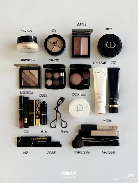 Minimalist Makeup Collection Aesthetic, Dark Feminine Essentials, Dark Feminine Makeup Products, Expensive Makeup Look, Minimalist Makeup Collection, Feminine Makeup, Classy Makeup, Expensive Makeup, Minimalist Makeup