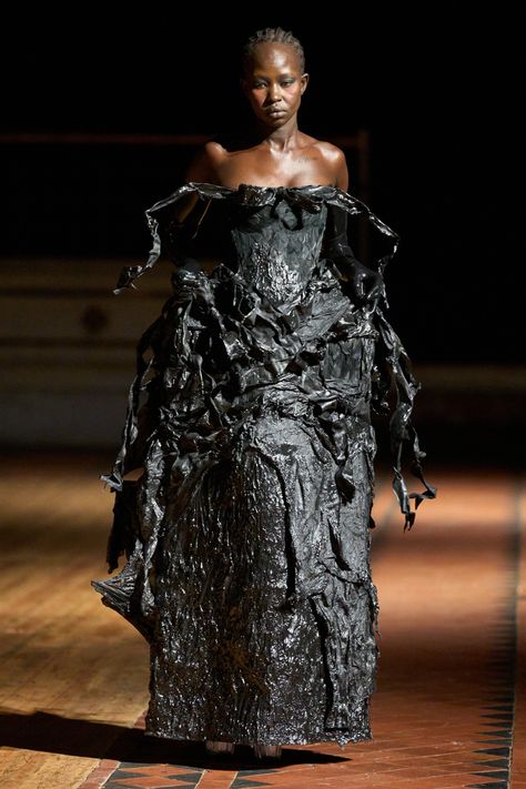 Avant Garde Fashion Couture, Dilara Findikoglu, Conceptual Fashion, Fashion Portfolio, Fashion Costume, Vogue Runway, Formal Outfit, Dark Fashion, School Fashion