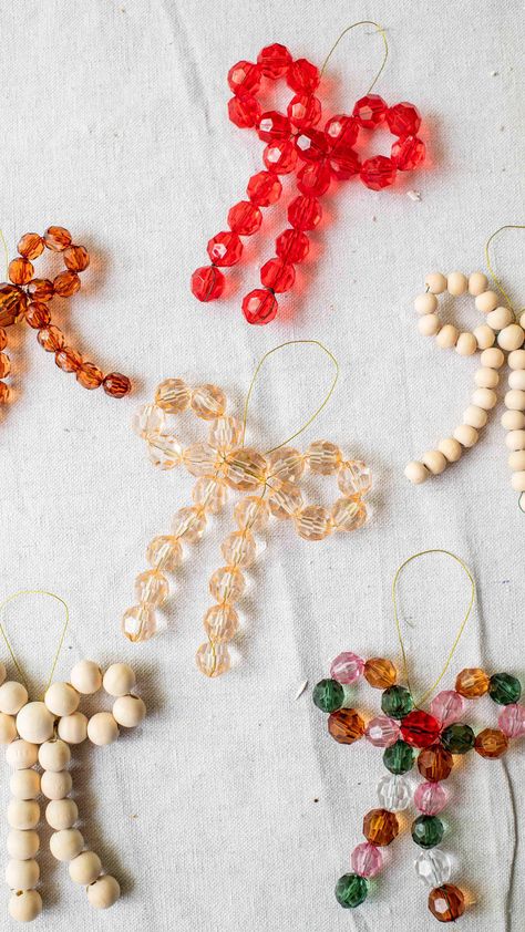 Instagram • Chats Christmas Bobbles Diy, Diy Bead Bow Ornaments, Alphabet Ornaments Diy, Diy Wood Garland, Diy Christmas Bead Garland, Bead Bow Ornament, Cute Beading Ideas, New Years Accessories, Glass Bead Ornaments Diy