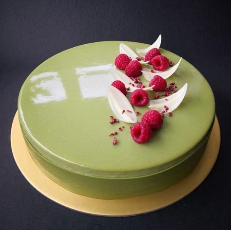 Chocolate Mirror Glaze Cake Decoration, Mousse Cake Design, Mousse Raspberry, Cake Matcha, Matcha Mousse, Mousse Cake Decoration, Chocolate Mirror Glaze, Mirror Glaze Cake Recipes, Raspberry Jelly