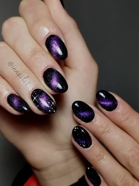 Black And Purple Gel Nails Short, Magnet Glitter Nails, Purple Cateye Nail Designs, Purple Cats Eyes Nails, Purple Cat Eye Nails Design, Halloween Cateye Nails, Cat Eye Galaxy Nails, Halloween Nails Cat Eye, Purple Cateye Nail