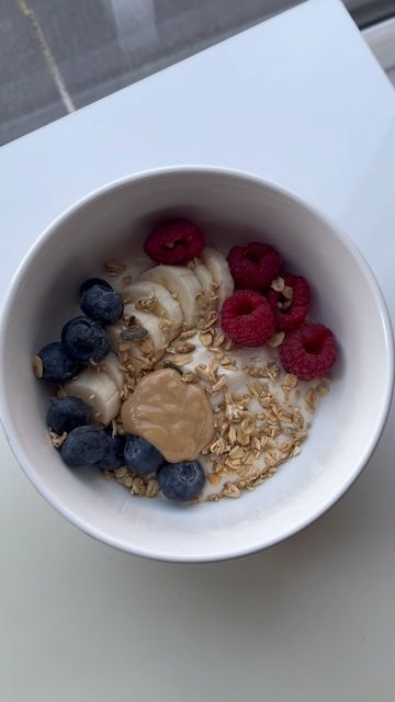 miss girl on Instagram: "i love a good yog bowl in my bowl~ salted caramel yogurt banana blueberries raspberries nuts and seeds granola peanut butter #yogbowl #yogurt #breakfastbowl #oats #easybreakfast #healthybreakfast #breakfast #breakfastideas" Yogurt Bowl With Peanut Butter, Yougart Parfait Bowl, Nuts And Seeds Granola, Salted Caramel Yogurt, Caramel Yogurt, Yogurt Bowl Recipe, Oat Bowl, Bowl Recipes Easy, Yogurt Banana