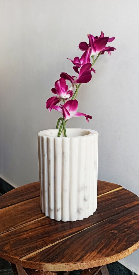 Flowers Bedroom Decor, Vases Decor Bedroom, Flowers Bedroom, Modern Decorations, Fresh Bedroom, Vase Home Decor, Flower Bedroom, Stone Vase, Marble Vase