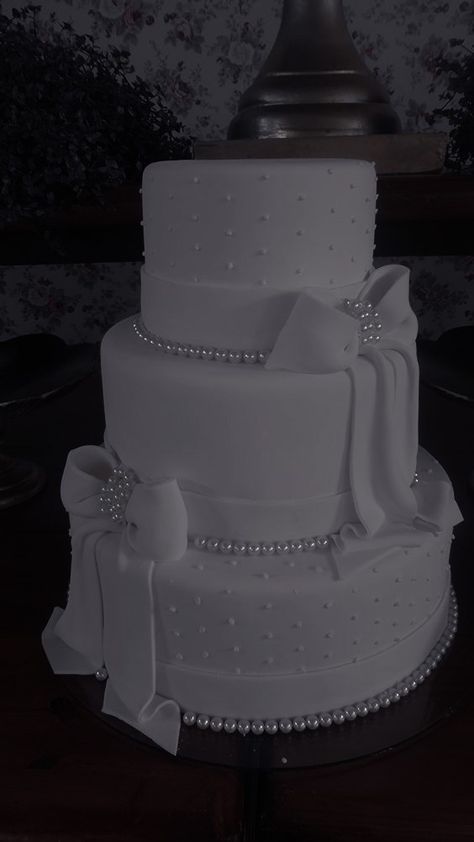 White Pearl Wedding Cake, Lavender And Silver Wedding Cake, Silver Cake Stand Wedding, 2 Tier Wedding Cakes Pearl, Luxury Wedding Cake Big White, Birthday Cake Quotes, Black And White Party Decorations, White Party Decorations, Extravagant Wedding Cakes