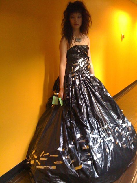 Maggie Lee wears recycled black plastic ball gown by kari perkins Garbage Bag Dress, Recycled Dress Ideas, Trash Bag Dress, Recycled Gown, Avangard Fashion, Anything But Clothes, Recycled Costumes, Upcycled Products, Trash Fashion