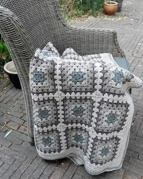 Monochrome Granny Square, Granny Square Bedspread, Granny Square Häkelanleitung, Crochet Square Blanket, Crochet Granny Square Afghan, Granny Square Crochet Patterns Free, Crocheted Blanket, Easy Crochet Blanket, Crochet Blanket Designs