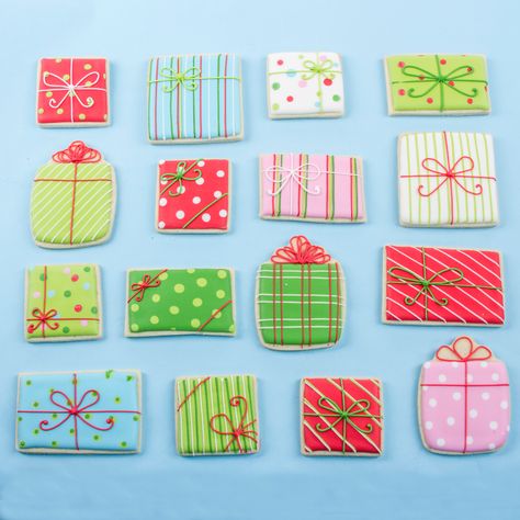 Present Decorated Sugar Cookies Decorated Sugar Cookies Christmas, Sugar Cookies Christmas, Christmas Sugar Cookies Decorated, Gingerbread Cookies Decorated, Cookies Gingerbread, Sugar Cookie Royal Icing, Winter Cookie, Decorated Sugar Cookies, Sugar Cookie Designs