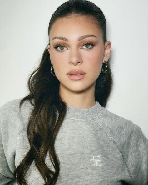 Nicola Peltz Beckham, Beckham Hair, Nicola Peltz, Chocolate Brown Hair Color, Nicolas Peltz, Chic Makeup, Cool Makeup Looks, Kiss Makeup, Makeup For Green Eyes