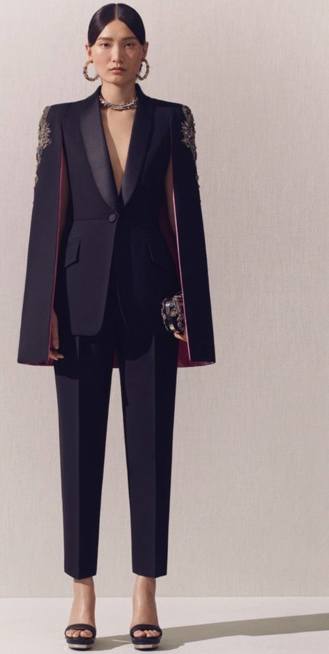 Alexander Mcqueen Suit, Alexander Mcqueen Resort, Look Gatsby, Resort 2020, Woman Suit Fashion, Classy Work Outfits, Abayas Fashion, Looks Chic, Suit Fashion