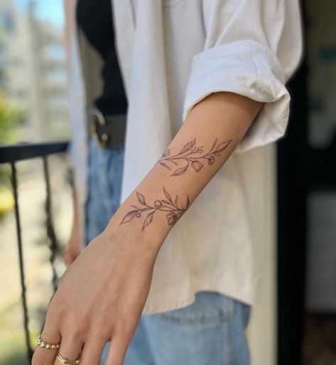 Tattoo Arm Women, Arm Women, Arm Wrap Tattoo, Wrap Around Wrist Tattoos, Wrap Around Tattoo, Around Arm Tattoo, Vine Tattoo, Wrap Tattoo, Muster Tattoos