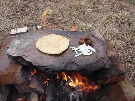 5 Primitive cooking methods Primitive Cooking, Cooking Stone, Survival Ideas, Deco Nature, Survival Stuff, Homestead Survival, Survival Camping, Survival Food, Wilderness Survival