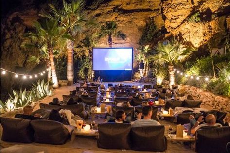 Cinema Idea, Rooftop Cinema, Outdoor Movie Theater, Open Air Cinema, Outdoor Restaurant Design, Outdoor Cinema, Backyard Movie, Outdoor Theater, Outdoor Cafe