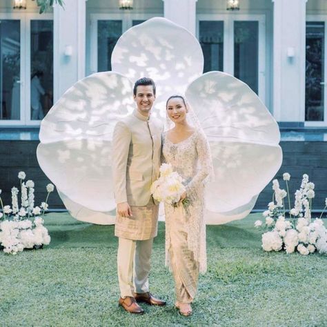 Pelamin Cantik, Indoor Wedding Decorations, Javanese Wedding, Kebaya Wedding, Indonesian Wedding, Muslimah Wedding Dress, Simple Wedding Gowns, Orchid Wedding, Garden Party Wedding