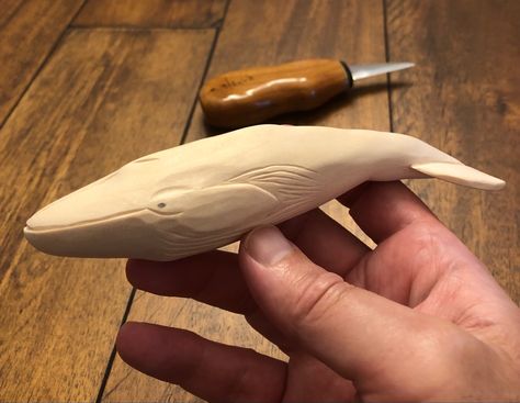 Whale Carving Wood, Simple Whittling Projects, Small Wood Carvings, Wood Carving Patterns Templates, Easy Wood Carving, Whale Carving, Bird Carving Patterns, Wood Whittling, Whittling Patterns