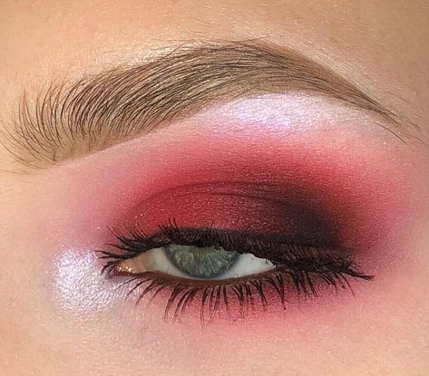 Red smokey eyeshadow Red Festival Makeup, Red Eyeshadow Makeup, Eyeshadow Aesthetic, Red Eyeshadow Look, Red Smokey Eye, Red Makeup Looks, Queen Of Hearts Makeup, Red Eye Makeup, Prom Eye Makeup