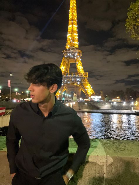 Paris Picture Ideas, Paris Instagram Pictures, Paris Photo Ideas, Eiffel Tower Photography, Paris Travel Photography, Europe Travel Outfits, Boy Blurred Pic, Mens Photoshoot Poses, Paris Trip