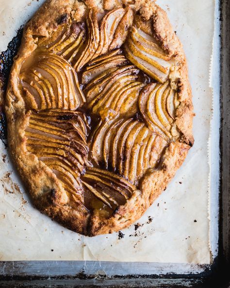 Pear Gallette Recipe, Pear Galette, All Butter Pie Crust, Pear Pie, Pie Dough Recipe, Galette Recipe, Sliced Pears, Spiced Pear, Easy Pie