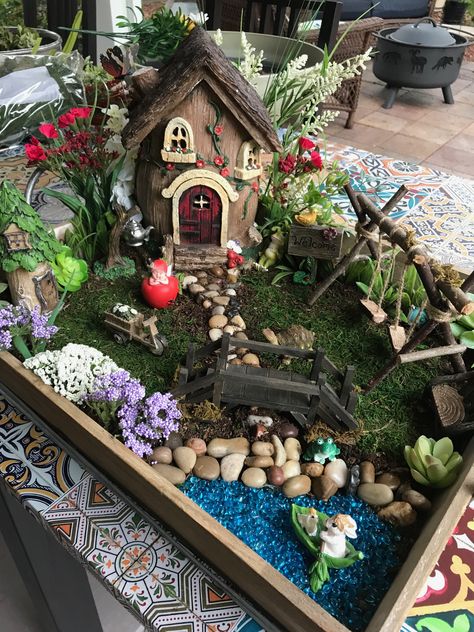 Mosaic Fairy Garden, Fairy Garden Box Ideas, Fairy Garden Ideas Indoor, Fairy Yard, Fairy Garden Box, Miniature Garden Diy, Miniature Garden Design, Farmhouse Shelves Decor, Fairy Garden House