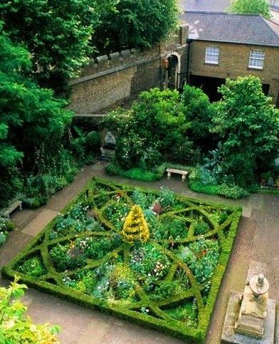 Beautiful Knot Garden Garden Mazes, Plantarea Legumelor, Knot Garden, Formal Garden Design, Parterre Garden, Spring Gardens, Potager Garden, Formal Garden, Formal Gardens